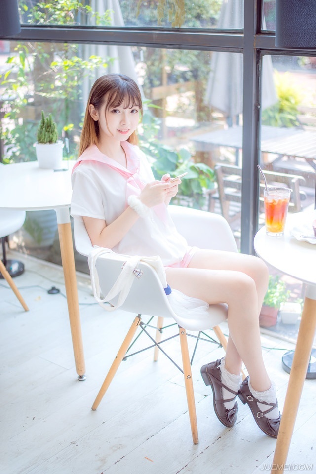 你若爱她，让你的爱像阳光一样包围她，并且给她自由。