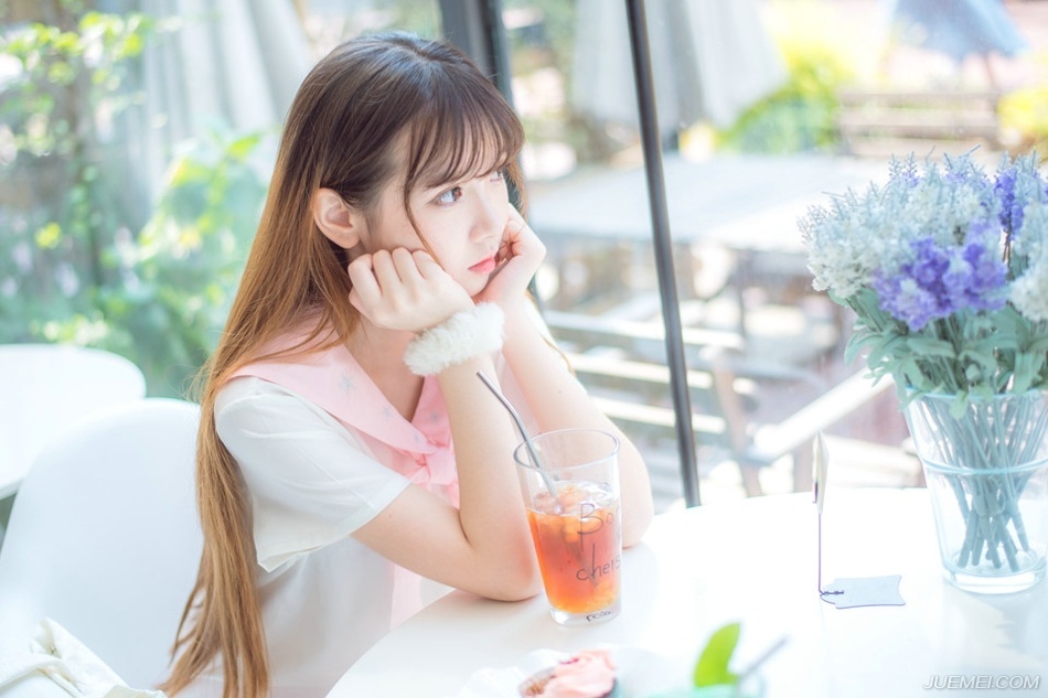 “好像蝉儿姐姐这些年也没变过，反倒是我们都快老了，你说是不是夫君偏心，传了蝉儿姐姐什么不传之秘？”小乔好奇道。